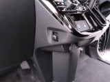 指先だけで操作ができる「電動パーキングブレーキ」搭載。オートモードの場合、シフトを「P」レンジにすると自動でパーキングブレーキが作動します。またアクセルを踏むと自動解除される為、発進がスムーズです。