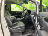 広々とした室内空間は、ドライバーにも快適な運転環境を提供。上質な素材が、心地よいドライブを演出。ゆったりとくつろげます。