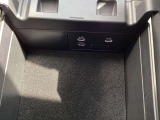 センターコンソールBOX内にUSB端子2個&HDMI端子1個 ミュージックプレーヤー接続でお気に入りの音楽を楽しむことが出来ます♪