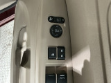 狭い駐車場で便利な電動格納ドアミラーが付いています。