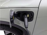 コンセントタイプ(3kW)やウォールボックスタイプ(6kW)の充電器を用いて、ご自宅で簡単充電。一般的な家庭用の200V交流充電ケーブルでは、約8時間で80%まで充電!1時間あたり7~14kmを走行できる電力を充電できます。