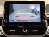 こちらのバックカメラは画面にラインが表示されておりますので、バック時のクルマの進行方向の目安になります。より高いレベルで車庫入れをサポートする、便利な機能ですね。