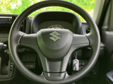 握りやすい形状で、運転操作をサポート。操作しやすい位置にスイッチ類が配置されており、運転に集中できます。小回りの効くステアリングです。