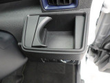 【カップホルダー】エアコン吹き出し口下部に設置されていますので使いやすさバッチリ!運転席から手の届くちょうどの位置です!