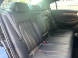 後部座席も気になるようなキズ・汚れやへたり等、大きなダメージはなく、良好な状態です。