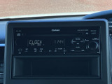 お気に入りの音楽をドライブ中に楽しめます。CDやラジオはもちろん、AUX入力で様々な音源に対応可能です。快適なカーライフをサポートします。