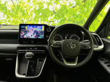 握りやすいステアリングで、快適なドライビングを実現。操作性にも優れており、運転の楽しさを高めます。ステアリング周りの質感も上質です。