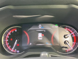 視認性の高いメーター類で、速度やエンジン回転数などを確認しやすいです。運転に集中できる環境です。