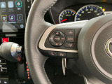 運転中、オーディオの操作をしてて、ハッとしたことはありませんか?ステアリングスイッチは、運転中でもハンドルでオーディオの操作が可能です。安全なドライブをサポートします。