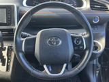 握りやすいステアリングが、快適な運転をサポートします。操作性も高く、スムーズなハンドリングを実現します。