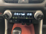 左右独立温度コントロールフルオートエアコンです。運転席、助手席それぞれで独立して温度設定ができます。冷え性の方が乗っても安心ですね♪