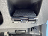 【ETC】有料道路を利用する際に料金所で停止することなく通過できる、ETC車載器(ノンストップ自動料金収受システム機器)が装備されています。セットアップを行うことで利用可能になります。