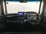 【前方視界】開放的な前方視界!運転がしやすく疲れにくいです♪窓が大きく、見通しがとっても良いおクルマですよ♪