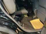 シートをはね上げれば、高さのある荷物も積めます。