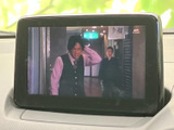 見やすい地図表示で、運転中の情報収集もラクラク。周辺施設や交通状況を的確に把握でき、スムーズな移動をサポートします。明るい画面で夜間も安心です。