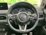 握りやすいステアリングは、操作性を高め、運転の楽しさを向上させます。スポーティなデザインで、運転席をスタイリッシュに演出します。