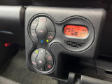 【オートエアコン】一度お好みの温度に設定すれば、車内の温度を検知し風量や温度を自動で調整。暑い&hellip;寒い&hellip;と何度もスイッチ操作をする必要はありません。快適な車内空間には必須の機能ですね♪