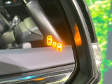 【ブラインドスポットモニター】走行中、ドアミラーの死角になりやすい箇所に後続車が接近するとサイドミラーのレンズに警告を表示!ドライバーに注意喚起をしてくれます。