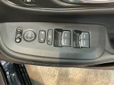 電動格納式リモコンドアミラーと、パワーウィンドウスイッチ等は運転席ドアにあります。