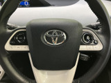 握りやすいステアリングは、長時間の運転でも疲れにくい設計。操作スイッチも配置され、運転操作をスムーズに行えます。