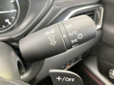操作しやすい位置に配置されたウインカーレバー。スムーズな操作で、安全な車線変更をサポートします。オート機能で快適に運転できます。