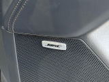 【BOSEサウンドシステム】メーカーオプションの高品位サウンドシステムを搭載。専用のチューニングが施された大小様々なスピーカーから良質なサウンドが奏でられ、臨場感あふれる音響空間を演出します。