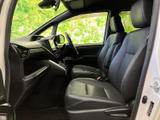 運転に集中できる、シンプルで機能的なコクピット。視界の良いインパネと、操作しやすいスイッチ類が魅力です。快適な運転環境を提供します。