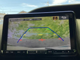 後方の状況を安全に確認できるバックモニター。狭い場所での駐車や、見通しの悪い場所での移動をサポートします。