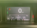 視認性の高いメーター類で、運転に必要な情報を的確に把握できます。燃費表示も確認可能です。
