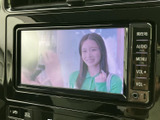 停車中、お気に入りの番組や映像を堪能できるTV機能。長距離移動や休憩時間のお供に最適です。快適な空間を提供します。