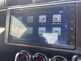 多様な情報を表示するモニターが、運転をサポート。車両情報や各種設定を直感的に操作できます。使いやすさを追求したインターフェースです。