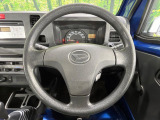 インテリアに合わせたデザインのステアリングは、運転される方のことも考え、運転しやすい形状、大きさです。是非一度、実際に触ってお確かめください。
