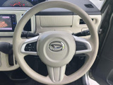 握りやすいステアリング形状で、快適な運転操作をサポート。操作性も良く、スムーズなハンドリングを実現します。