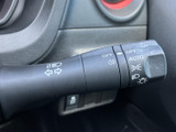 操作しやすいウインカーレバーは、スムーズな車線変更や右左折をサポート。オート機能も搭載し、安全運転をサポートします。