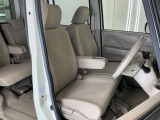 【ベンチシート】運転席と助手席の移動もスムーズ!狭い駐車場での乗り降りや、お子様の乗り降りにも便利です。座席の間にコンソールボックスやドリンクホルダーがないため、車内空間が広く感じます。