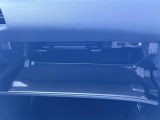 【グローブボックス】大容量のグローブボックスです!!車検証ケース他、日頃使う小物類の収納スペースもたくさんあります!