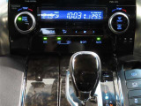 左右独立温度コントロールフルオートエアコンです。運転席、助手席それぞれで独立して温度設定ができます。冷え性の方が乗っても安心ですね♪
