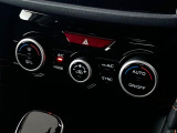 【オートエアコン】一度お好みの温度に設定すれば、車内の温度を検知し風量や温度を自動で調整。暑い&hellip;寒い&hellip;と何度もスイッチ操作をする必要はありません。快適な車内空間には必須の機能ですね♪