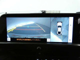 パノラミックビューモニターを装備。駐車場や交差点で周囲の安全確認をサポートします。