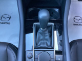アクセルペダルを踏み込む量や速さに応じて変速パターンを制御し、人馬一体の運転感覚を発揮してくれる6速オートマ!