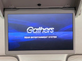 【後席モニター】家族や友人とお出かけする機会が多い方に大人気の後席モニターを装備!見やすい位置に画面がありテレビやDVDの視聴も快適!友達もお子様も、後席にしか乗らなくなるかも??