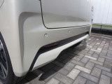 【踏み間違い衝突防止アシスト】前後バンパーに装着されているセンサーで、駐車場での急加速を抑制し、壁や歩行者との衝突回避を支援します。