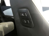 助手席もパワーシート付です。運転席からは、助手席肩口パワーシートスイッチで助手席シートの操作が手軽にできます。