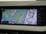 【純正ナビゲーション】BMWのナビゲーションは操作性も良く、詳細な地図情報と交通状況を見やすく表示し、快適なドライビングをサポートしながら目的地までナビゲートします。