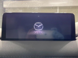 【10.25インチマツダコネクト】車内の雰囲気にマッチした大型ディスプレイ。スマホ接続でのナビ使用やBluetooth再生等、様々な機能が楽しめます。直感的なダイヤル操作が可能で、使い勝手も良好です。