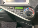 【オートエアコン】一度お好みの温度に設定すれば、車内の温度を検知し風量や温度を自動で調整。暑い&hellip;寒い&hellip;と何度もスイッチ操作をする必要はありません。快適な車内空間には必須の機能ですね♪