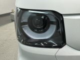 LEDヘッドライトは、点灯の瞬間から最大光量を発揮し、突然暗くなるトンネルなどでの安定感を高めます。