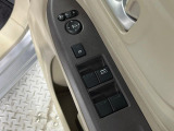 【電動格納ミラー】サイドミラーは電動格納式となっており、狭い駐車場でもキズがつくリスクを抑えられます。