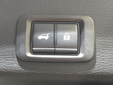 【パワーバックドア】スマートキーや運転席のボタンを押すだけでリアゲートが自動で開閉します!荷物を持っている時や、高い位置にあるバックドアを閉める際に便利な機能です♪