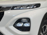 【LEDヘッドライト】悪天候や夜間走行時も良好な視界を確保し安心して運転できる高輝度LEDヘッドライトを装備!点灯速度が早く、消費電力も抑えられています。